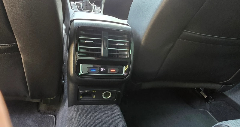 Volkswagen Passat cena 105000 przebieg: 135000, rok produkcji 2018 z Koszalin małe 407